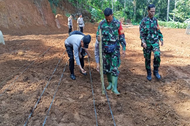 Babinsa Koramil 10 Bawang Ajak Santri dan Warga Tanam Jagung Wujudkan Ketahanan Pangan