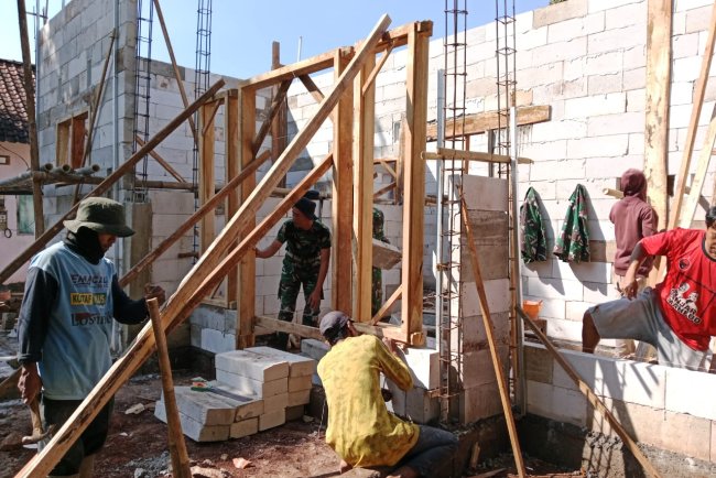 Pembangunan Rumah Bu Kustari Terus Dikebut Satgas TMMD Reguler ke-125 Kodim 0710/Pekalongan