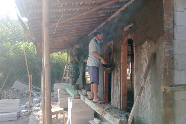 Satgas TMMD Reguler ke-125 Kodim 0710/Pekalongan Mulai Plester Dinding Rumah Bapak Kirno di Desa Windurojo