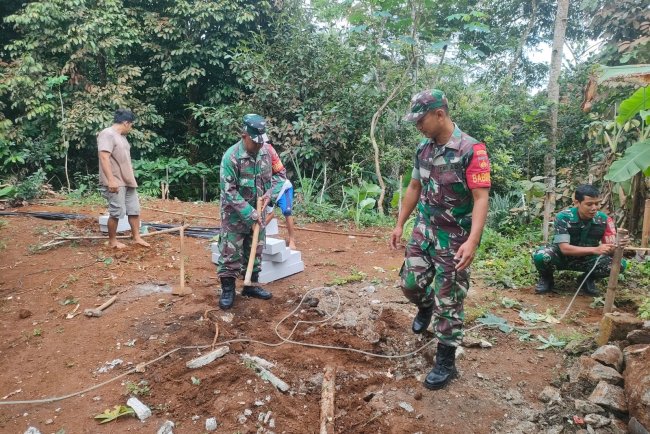 Danramil 11/Punggelan  Dampingi Pembangunan RTLH di Wilayah Binaan