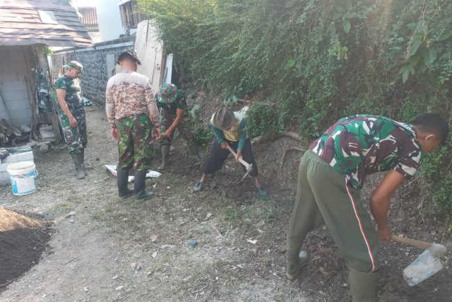 Satgas TMMD Kodim 0710/Pekalongan dan Warga Bangun Saluran Air di Rumah Bapak Kirno, Dukuh Karangmoncol