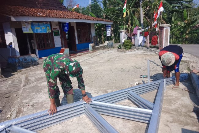 Satgas TMMD Kodim 0710/Pekalongan Mulai Pemasangan Kuda-Kuda Rangka Atap di Rumah Ibu Wartini, Dukuh Leles