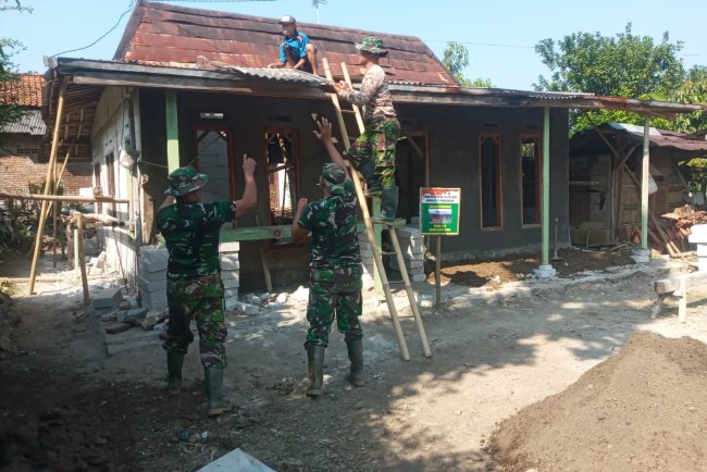 Satgas TMMD Kodim 0710/Pekalongan Mulai Pasang Atap Asbes di Rumah Bapak Kirno, Sasaran RTLH di Dukuh Karangmoncol