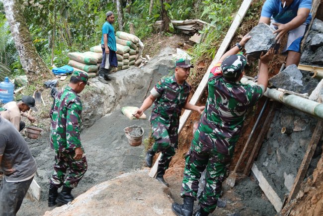 Danramil Dan Babinsa Turut Serta membantu pembuatan  penyanggah Pipa irigasi pasca longsor
