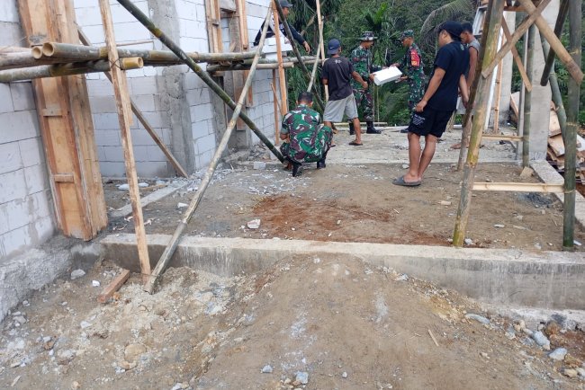 Babinsa Koramil Banjarmangu Bantu Warga Bangun RTLH