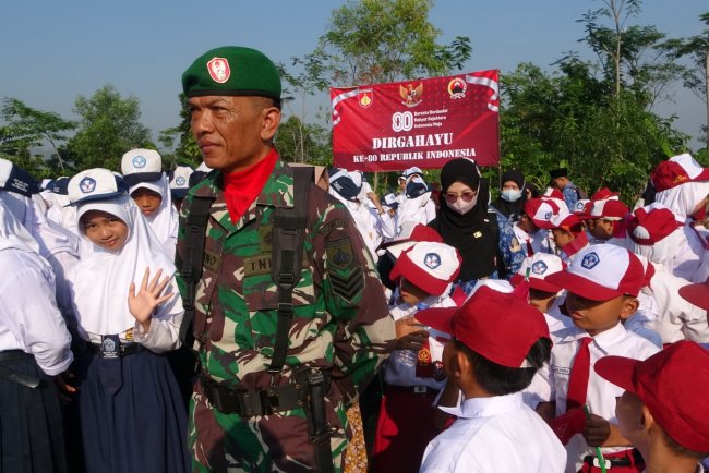 Serka Sutrisno Pimpin Anak-Anak SD Windurojo dalam Upacara HUT RI ke-80 Bersama Satgas TMMD Reguler 125 Kodim 0710/Pekalongan