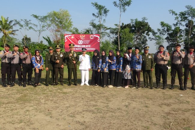 Usai Pimpin Upacara HUT RI ke-80, Dansatgas TMMD Reguler 125 Kodim 0710/Pekalongan Berfoto Bersama Peserta Upacara di Desa Windurojo