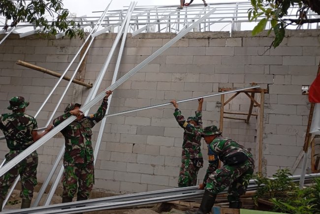 Satgas TMMD Reguler 125 Kodim 0710/Pekalongan Pasang Rangka Baja Ringan RTLH Milik Ibu Wartini di Dukuh Leles