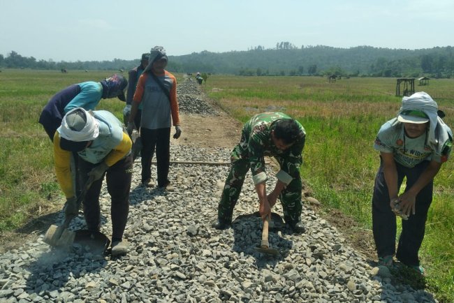 Satgas TMMD Reguler 125 Kodim 0710/Pekalongan Kebut Pengaspalan Jalan di Desa Windurojo Sepanjang 175 Meter
