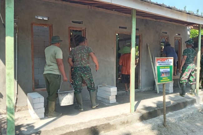 Satgas TMMD Reguler 125 Kodim 0710/Pekalongan Keroyok Pengerjaan RTLH Milik Bapak Kirno di Karangmoncol