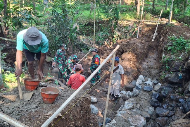 Babinsa Bantu Warga Gotong Royong Renovasi Saluran Irigasi