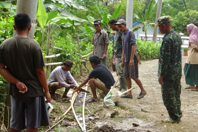 Serka Bambang Anggota Satgas Tmmd Reg 125 Kodim 0710/Pekalongan Cek Dan Pantau Program Pipanisasi Di Dukuh Leles