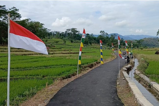 Jelang Penutupan Tmmd Reguler Ke-125, Kodim 0710/Pekalongan Pasang Umbul-Umbul Di Jalan Desa Windurojo