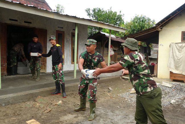 Anggota Satgas Tmmd Reguler Ke-125 Bantu Rapikan Rumah Warga Di Dukuh Karangmoncol
