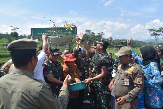 Tradisi Udik-Udikan Warnai Peresmian Jalan Hasil TMMD Reguler ke-125 di Desa Windurojo