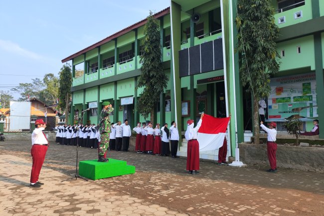 Bentuk Disiplin Generasi Muda, Babinsa Madukara Menjadi Irup di MIN 3 Banjarnegara