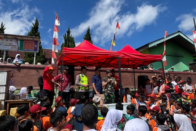 Danramil Bersama Forkopincam Karangkobar Lepas Peserta Jalan Santai Meriahkan HUT Kemerdekaan RI Ke 80