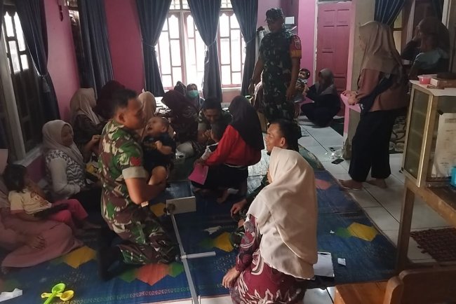 Babinsa Koramil 04 Karangkobar Ikut Membantu Kegiatan Posyandu Balita