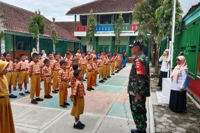 Babinsa Masuk Sekolah Sebagai Inspirasi, Ajak Para Siswa Tanamkan Nilai-Nilai Pancasila