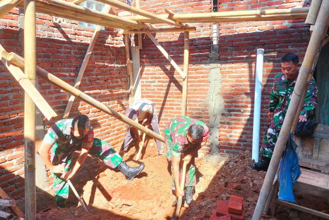 Danramil 11 Punggelan  Dampingi Perbaikan RTLH di Wilayah Binaan