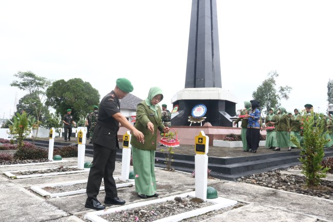 Ziarah dan Tabur Bunga Wujud Penghormatan Kodim 0704 Banjarnegara pada Pahlawan