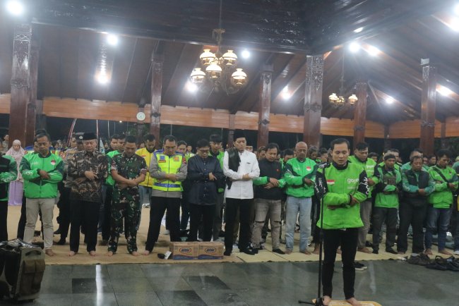 Doa Bersama dan 1.000 Lilin Ojol Banjarnegara Gelar Kegiatan Solidaritas
