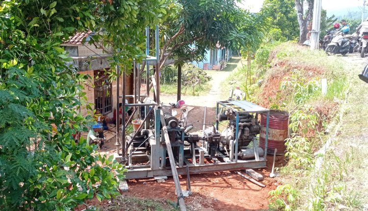 Satgas TMMD Bersama Warga Garap Sumur Bor di Dukuh Karang Moncol