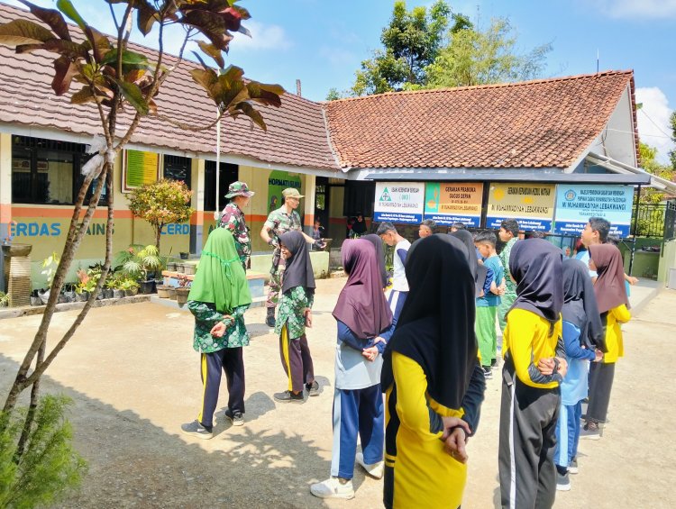 Babinsa Posramil Pagedongan Melaksanakan Pelatihan PBB Siswa Siswi Mi Muhammadiyah