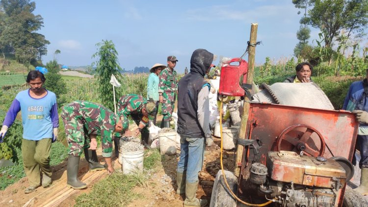 Sukseskan Program Unggulan KASAD Babinsa Koramil 16/Pejawaran Melaksanakan Karya Bakti Pengecoran Jalan Bersama Warga