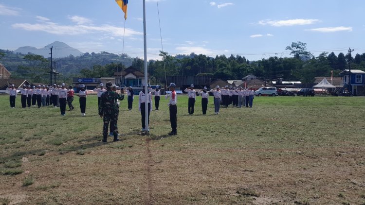 Sinegeritas Babinsa Bersama Babinkamtibmas Karangkobar Latih Paskibra Tingkat  Kecamatan