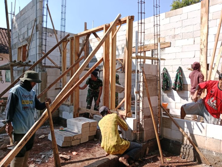 Pembangunan Rumah Bu Kustari Terus Dikebut Satgas TMMD Reguler ke-125 Kodim 0710/Pekalongan