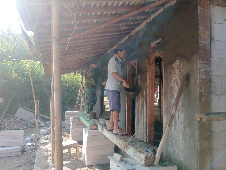 Satgas TMMD Reguler ke-125 Kodim 0710/Pekalongan Mulai Plester Dinding Rumah Bapak Kirno di Desa Windurojo