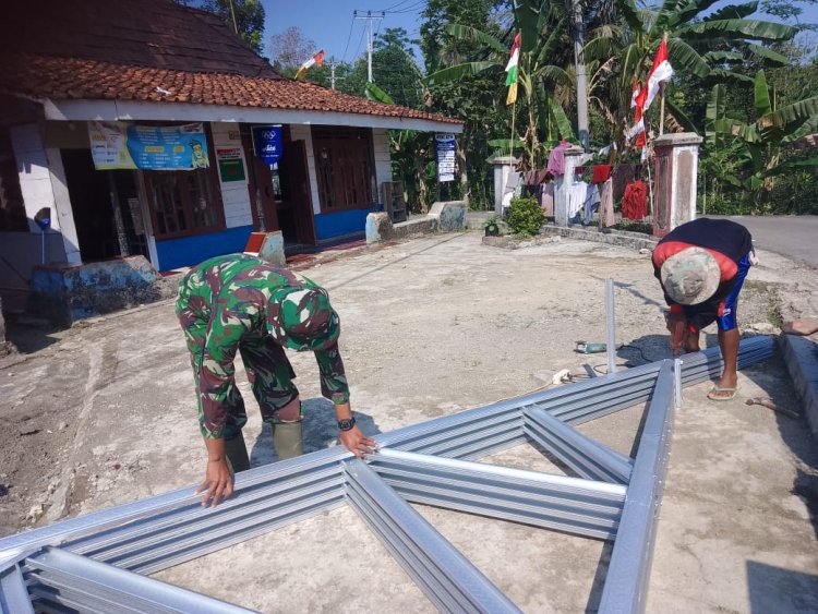 Satgas TMMD Kodim 0710/Pekalongan Mulai Pemasangan Kuda-Kuda Rangka Atap di Rumah Ibu Wartini, Dukuh Leles
