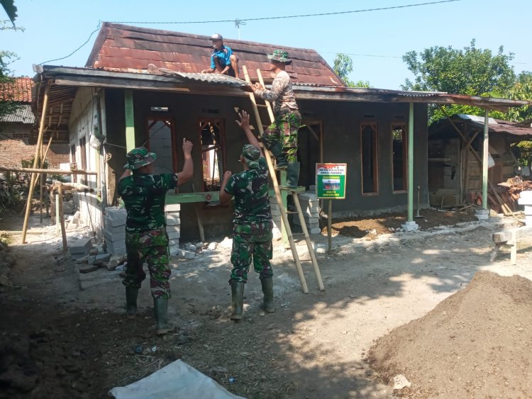 Satgas TMMD Kodim 0710/Pekalongan Mulai Pasang Atap Asbes di Rumah Bapak Kirno, Sasaran RTLH di Dukuh Karangmoncol