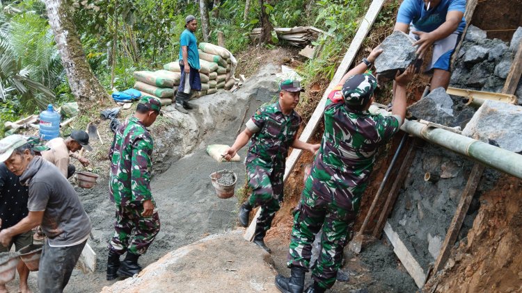 Danramil Dan Babinsa Turut Serta membantu pembuatan  penyanggah Pipa irigasi pasca longsor