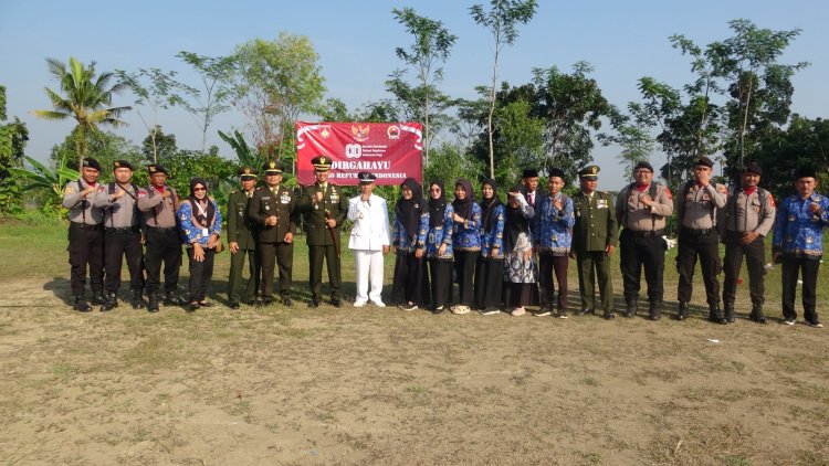 Usai Pimpin Upacara HUT RI ke-80, Dansatgas TMMD Reguler 125 Kodim 0710/Pekalongan Berfoto Bersama Peserta Upacara di Desa Windurojo