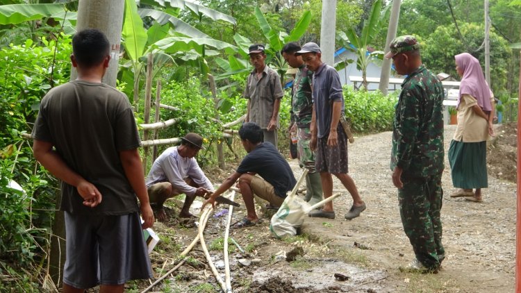 Serka Bambang Anggota Satgas Tmmd Reg 125 Kodim 0710/Pekalongan Cek Dan Pantau Program Pipanisasi Di Dukuh Leles