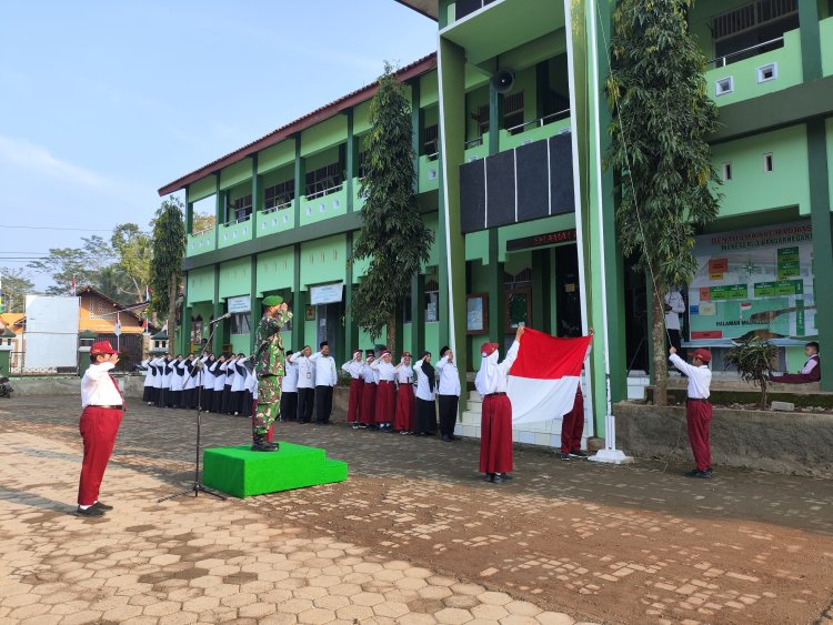 Bentuk Disiplin Generasi Muda, Babinsa Madukara Menjadi Irup di MIN 3 Banjarnegara