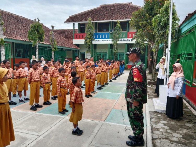 Babinsa Masuk Sekolah Sebagai Inspirasi, Ajak Para Siswa Tanamkan Nilai-Nilai Pancasila