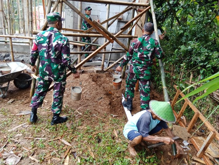 Babinsa Koramil Banjarmangu Bantu Warga Bangun RTLH