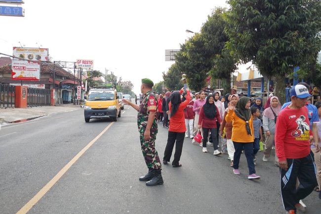 Tiga Babinsa Kawal Jalan Sehat Dan Karnaval Di Wilayah Binaan