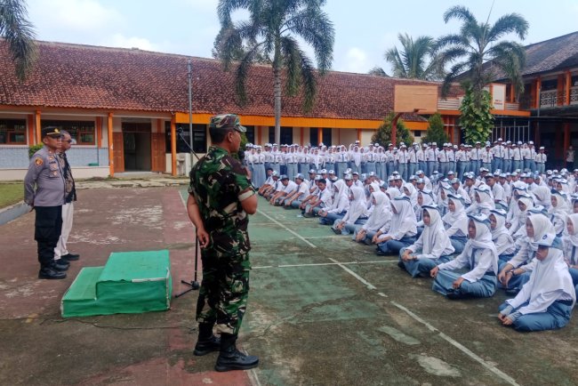 Upacara Bendera dan Sosialisasi Pencegahan Tindakan Provokasi Oleh Danramil Punggelan