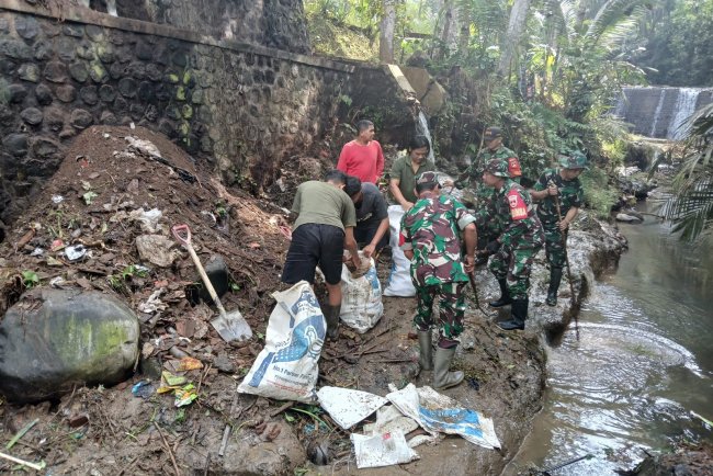 TNI Bersama Warga Bersihkan Sungai di Desa Bantarwaru