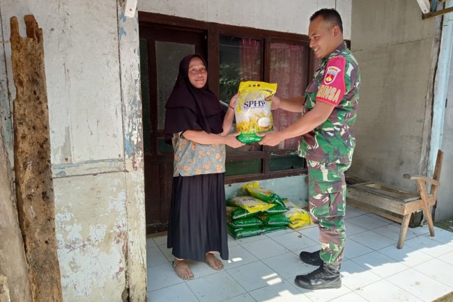 Gerakan Pangan Murah Babinsa Koramil 04/Karangkobar Pastikan Warga Dapatkan Beras Harga Terjangkau