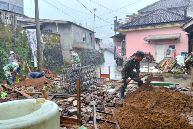 Babinsa Koramil Bersama Masyarakat Guna Bangun  Rumah Tidak Layak