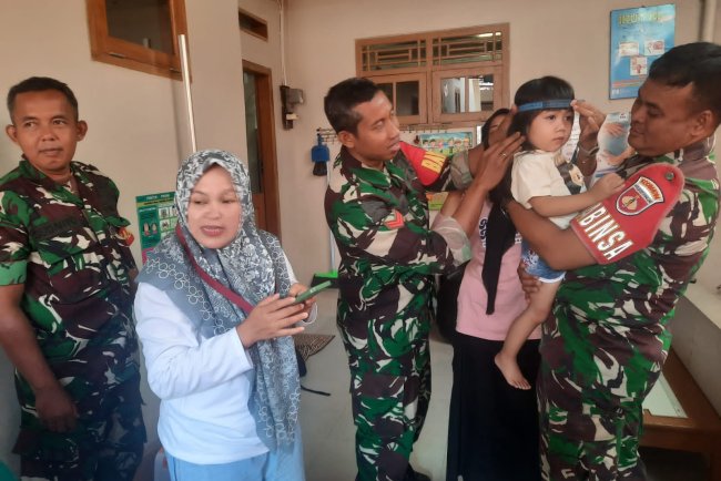 Posyandu Lestari 1 Desa Medayu Babinsa Koramil 03/Wanadadi Dampingi Layanan Kesehatan Balita