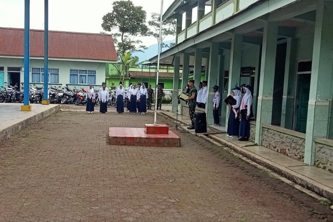 Tanamkan Kedisiplinan Danramil 06 Kalibening  Jadi Pembina Upacara Bendera