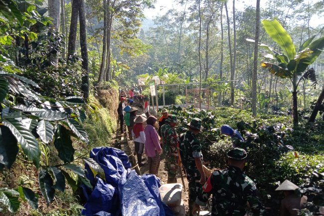 Lancarkan Jalan Usaha Tani Danramil 06 Kalibening bantu Kerjabakti