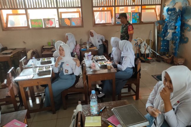 Danramil 11Punggelan beserta Babinsa melaksanakan pendampingan pendistribusian Makan Bergizi Gratis