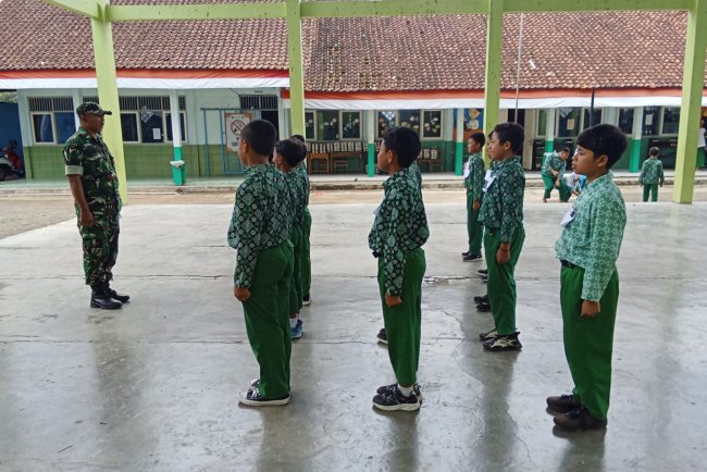 Babinsa Melaksanakan Pelatihan PBB Dan Variasi Siswa Siswa Siswi MIM Watubelah